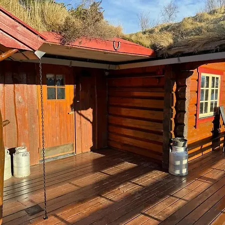 Hébergement de vacances Traditional Norwegian Log Cabin With Sauna By The Sea *