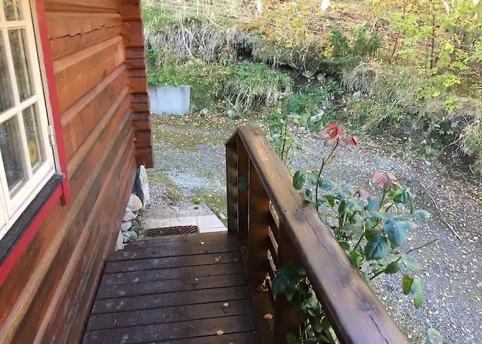 Hébergement de vacances Traditional Norwegian Log Cabin With Sauna By The Sea *