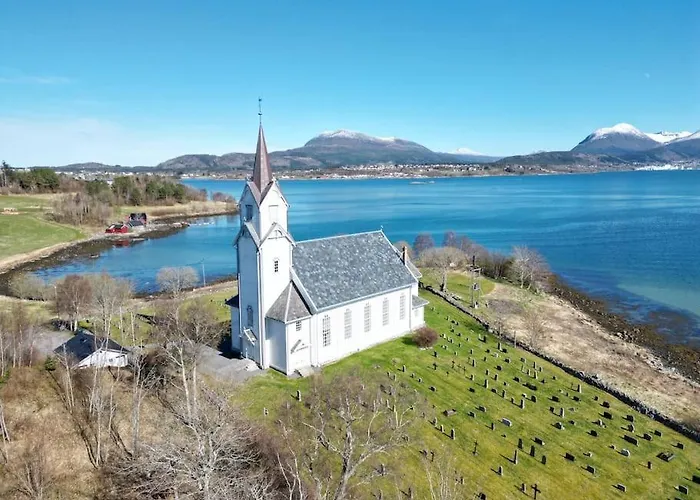 Hébergement de vacances Traditional Norwegian Log Cabin With Sauna By The Sea Tornes